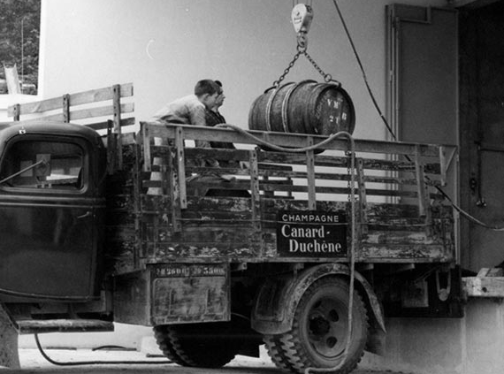 Historique du champagne : Canard-Duchêne transport du champagne, origine du champagne